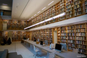 alternatives to working at your desk: a public library with computers, used in blog 10 unique alternatives to working at your desk
